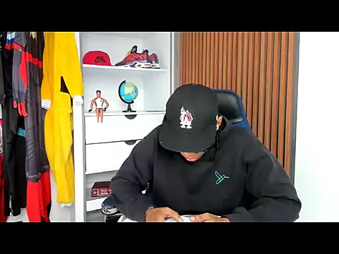 yandi hot online show from February 18, 2026, 2:02 pm