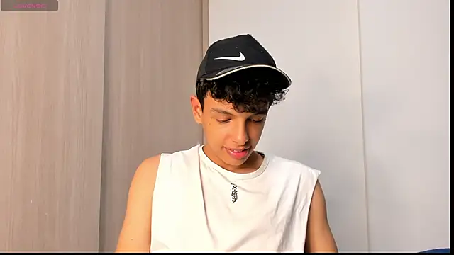 Snapshot of Maxfrost1 chatting on February 22, 2026, 8:32 pm Maxfrost1 online show from February 22, 2026, 8:32 pm