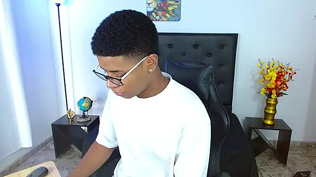 Snapshot of liiam3 chatting on April 6, 2026, 9:27 pm liiam3 online show from April 6, 2026, 9:27 pm