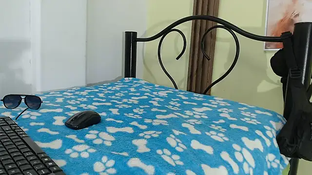 skinnysexy18 online show from June 18, 2026, 7:52 pm