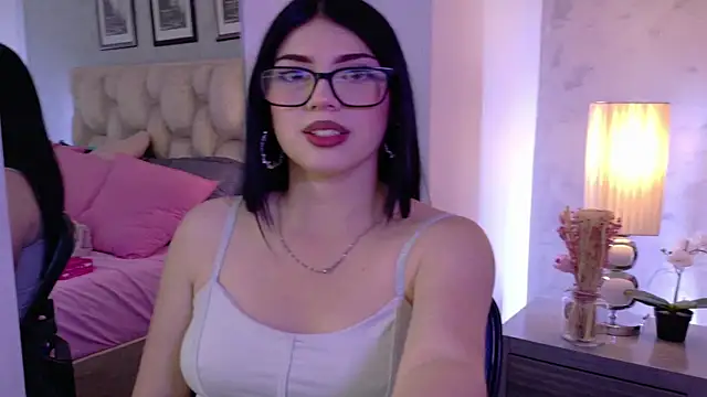 IsabellaRossi online show from June 11, 2026, 6:49 pm