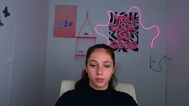 KissMeJulia online show from July 7, 2026, 7:34 am