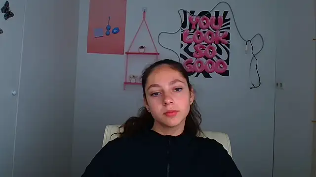 KissMeJulia online show from July 7, 2026, 5:32 am