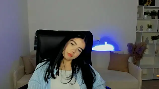 Snapshot of EvilaHoene chatting on February 18, 2026, 3:41 pm EvilaHoene online show from February 18, 2026, 3:41 pm