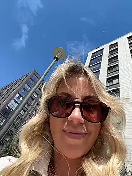 LisaMurr online show from July 22, 2026, 12:29 pm