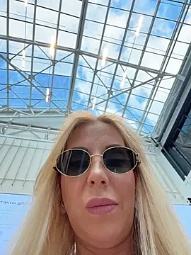 Snapshot of LisaMurr chatting on May 5, 2026, 12:19 pm LisaMurr online show from May 5, 2026, 12:19 pm