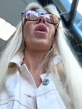Snapshot of LisaMurr chatting on May 25, 2026, 12:59 pm LisaMurr online show from May 25, 2026, 12:59 pm