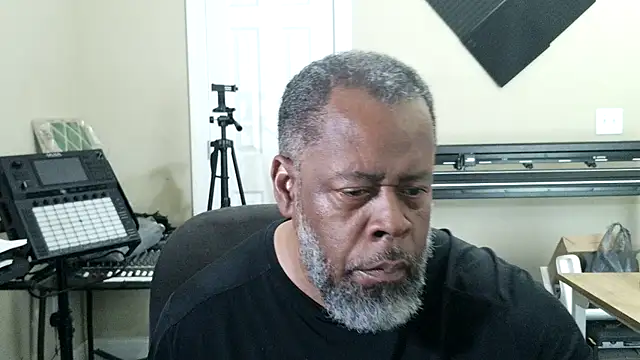 Snapshot of Cleozevo1961 chatting on June 29, 2026, 6:18 pm Cleozevo1961 online show from June 29, 2026, 6:18 pm