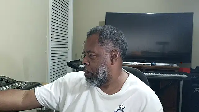 Snapshot of Cleozevo1961 chatting on July 18, 2026, 3:26 am Cleozevo1961 online show from July 18, 2026, 3:26 am