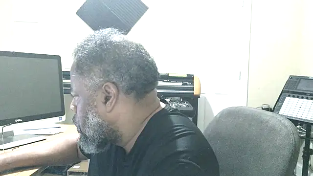 Snapshot of Cleozevo1961 chatting on May 20, 2026, 11:29 am Cleozevo1961 online show from May 20, 2026, 11:29 am