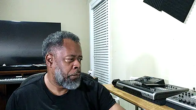 Snapshot of Cleozevo1961 chatting on August 4, 2026, 1:54 am Cleozevo1961 online show from August 4, 2026, 1:54 am