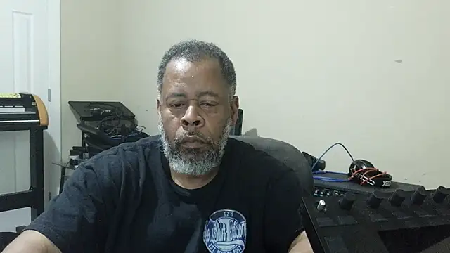 Cleozevo1961 online show from May 1, 2026, 3:17 pm