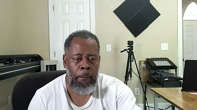 Snapshot of Cleozevo1961 chatting on July 3, 2026, 4:46 pm Cleozevo1961 online show from July 3, 2026, 4:46 pm