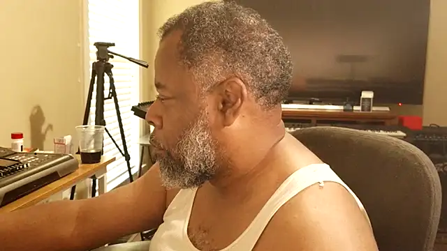 Snapshot of Cleozevo1961 chatting on July 15, 2026, 4:14 pm Cleozevo1961 online show from July 15, 2026, 4:14 pm