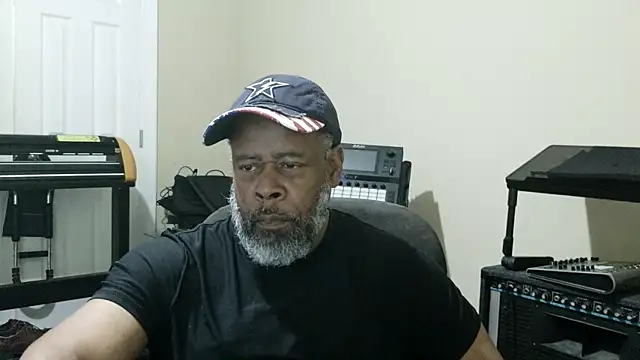 Snapshot of Cleozevo1961 chatting on May 8, 2026, 3:27 pm Cleozevo1961 online show from May 8, 2026, 3:27 pm