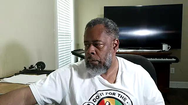 Snapshot of Cleozevo1961 chatting on July 9, 2026, 3:22 pm Cleozevo1961 online show from July 9, 2026, 3:22 pm
