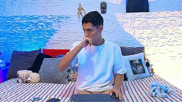 Eliassalvatore  online show from July 13, 2026, 5:12 pm