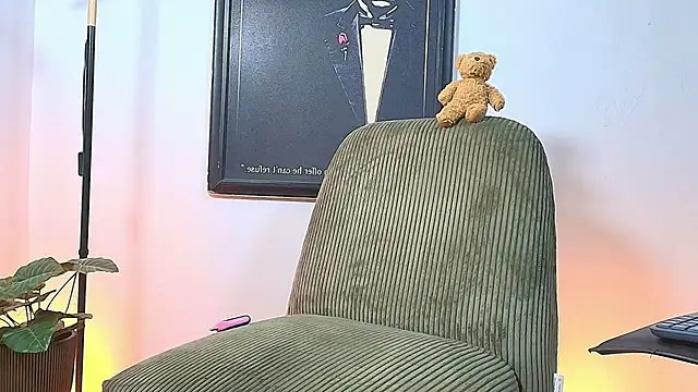 Eliassalvatore  online show from July 30, 2026, 1:32 pm