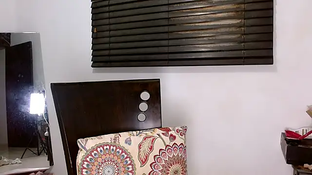 MiaDiamontLatin online show from April 18, 2026, 3:09 am