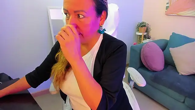 Ivonne 4 online show from March 6, 2026, 12:33 pm