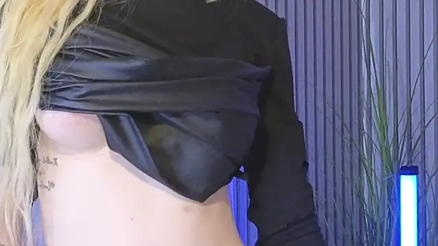 Snapshot of KarmaArms chatting on April 7, 2026, 12:01 am KarmaArms online show from April 7, 2026, 12:01 am