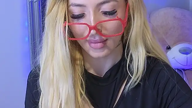 Snapshot of KarmaArms chatting on March 22, 2026, 8:32 pm KarmaArms online show from March 22, 2026, 8:32 pm