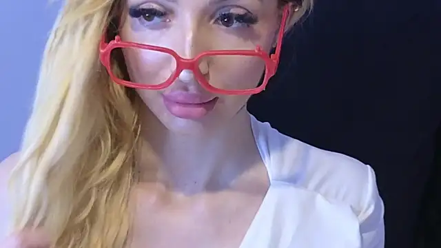 Snapshot of KarmaArms chatting on March 19, 2026, 8:20 pm KarmaArms online show from March 19, 2026, 8:20 pm