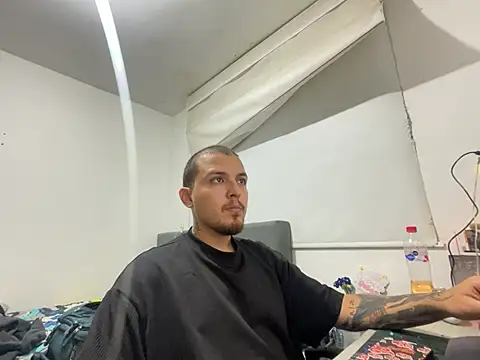 Maximo Garcia17 online show from April 17, 2026, 3:20 am