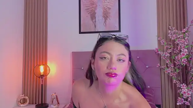 Snapshot of ravena_queen chatting on July 21, 2026, 6:42 pm ravena queen online show from July 21, 2026, 6:42 pm