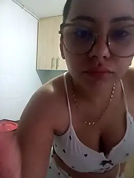 Snapshot of Rossie_bella_0_ chatting on February 24, 2026, 1:45 pm Rossie bella 0 online show from February 24, 2026, 1:45 pm