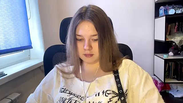 TomikoPfau online show from March 24, 2026, 7:52 am