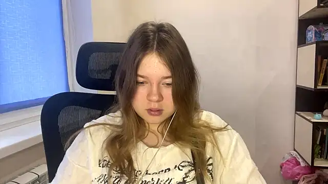 TomikoPfau online show from April 3, 2026, 3:13 am