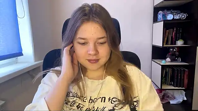 TomikoPfau online show from April 1, 2026, 7:53 am