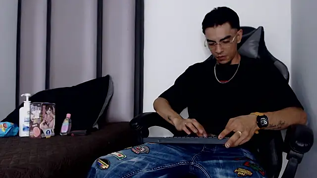 Snapshot of Endrick-23 chatting on March 4, 2026, 3:58 am Endrick-23 online show from March 4, 2026, 3:58 am