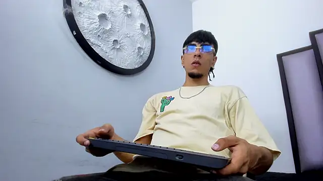 Snapshot of Endrick-23 chatting on April 12, 2026, 3:43 am Endrick-23 online show from April 12, 2026, 3:43 am