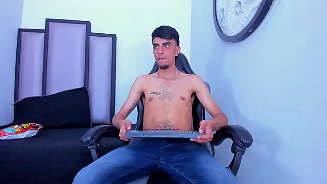 Snapshot of Endrick-23 chatting on March 28, 2026, 4:13 am Endrick-23 online show from March 28, 2026, 4:13 am