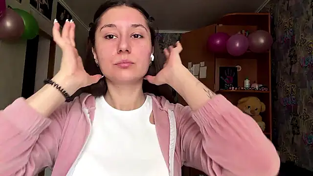 Snapshot of poly_princess chatting on February 24, 2026, 6:03 am poly princess online show from February 24, 2026, 6:03 am