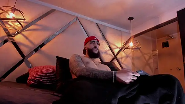 Snapshot of SantiagoHincapiie chatting on March 5, 2026, 4:20 am SantiagoHincapiie online show from March 5, 2026, 4:20 am