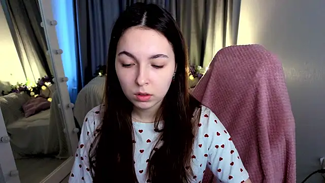 Snapshot of BellaThery chatting on April 5, 2026, 5:14 am BellaThery online show from April 5, 2026, 5:14 am