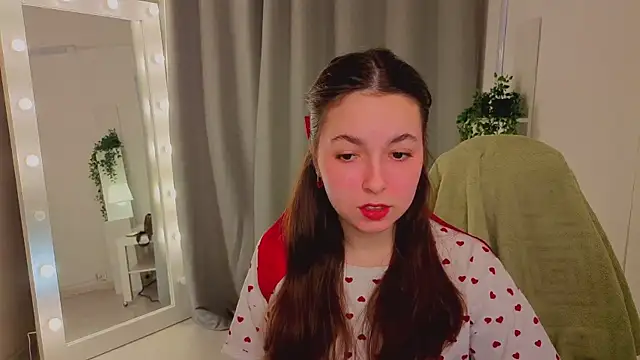 Snapshot of BellaThery chatting on March 13, 2026, 5:12 am BellaThery online show from March 13, 2026, 5:12 am