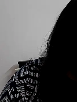 Shaliniqueen online show from July 21, 2026, 5:42 am