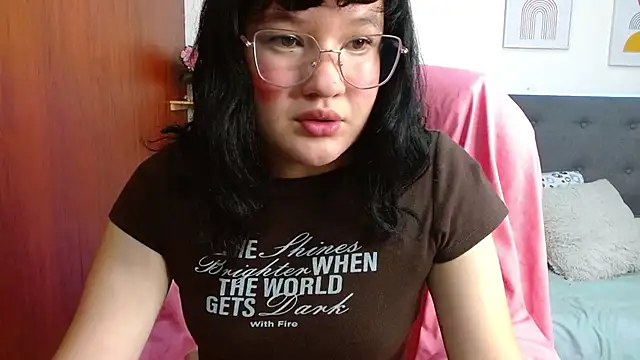 Snapshot of Luna__petit chatting on March 3, 2026, 7:54 pm Luna petit online show from March 3, 2026, 7:54 pm