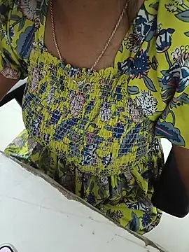 Queenlipx online show from April 17, 2026, 6:16 am