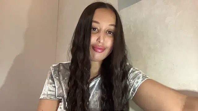 Dana 005 online show from May 6, 2026, 8:24 pm