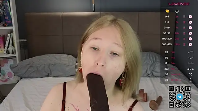 Snapshot of Mira_Berto chatting on April 8, 2026, 6:15 am Mira Berto online show from April 8, 2026, 6:15 am