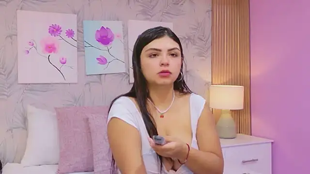 Snapshot of EmmaLeens chatting on March 24, 2026, 11:43 am EmmaLeens online show from March 24, 2026, 11:43 am