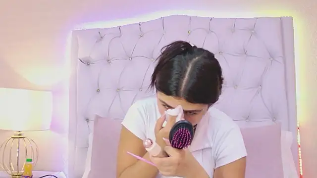 Snapshot of EmmaLeens chatting on April 3, 2026, 12:00 pm EmmaLeens online show from April 3, 2026, 12:00 pm