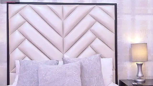 Snapshot of EmmaLeens chatting on February 22, 2026, 12:29 pm EmmaLeens online show from February 22, 2026, 12:29 pm