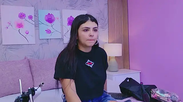 Snapshot of EmmaLeens chatting on April 14, 2026, 11:59 am EmmaLeens online show from April 14, 2026, 11:59 am