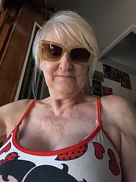 Heidiblueeyes online show from June 16, 2026, 11:32 am